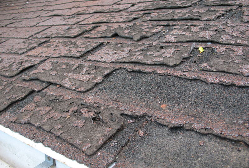 Failure_of_asphalt_shingles_allowing_roof_leakage-800px