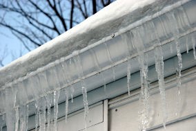 icicles-ice-dam-on-gutter 284px