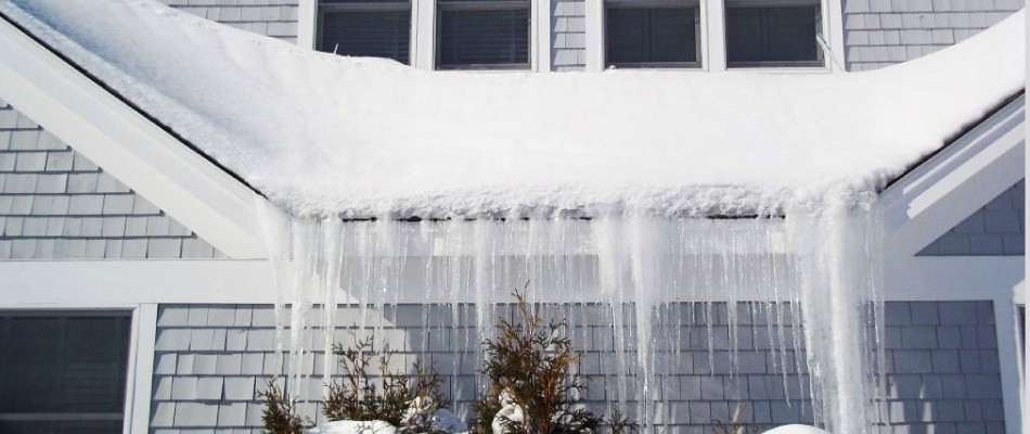 remove-snow-to-protect-roof-in-winter-950x400-1